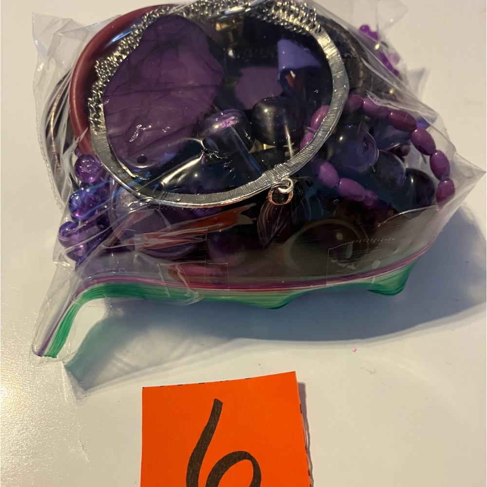 Lot: sandwich bag full of jewelry